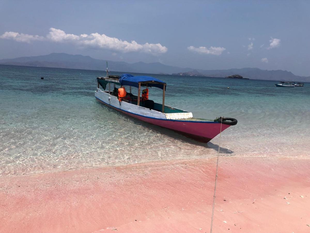 Dua Putri Komodo Homestay Экстерьер фото