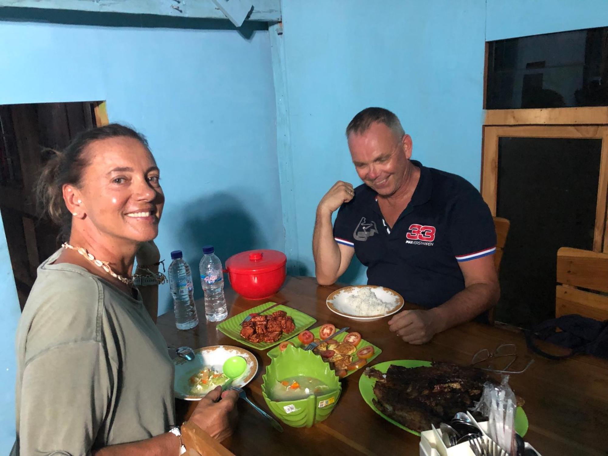 Dua Putri Komodo Homestay Экстерьер фото