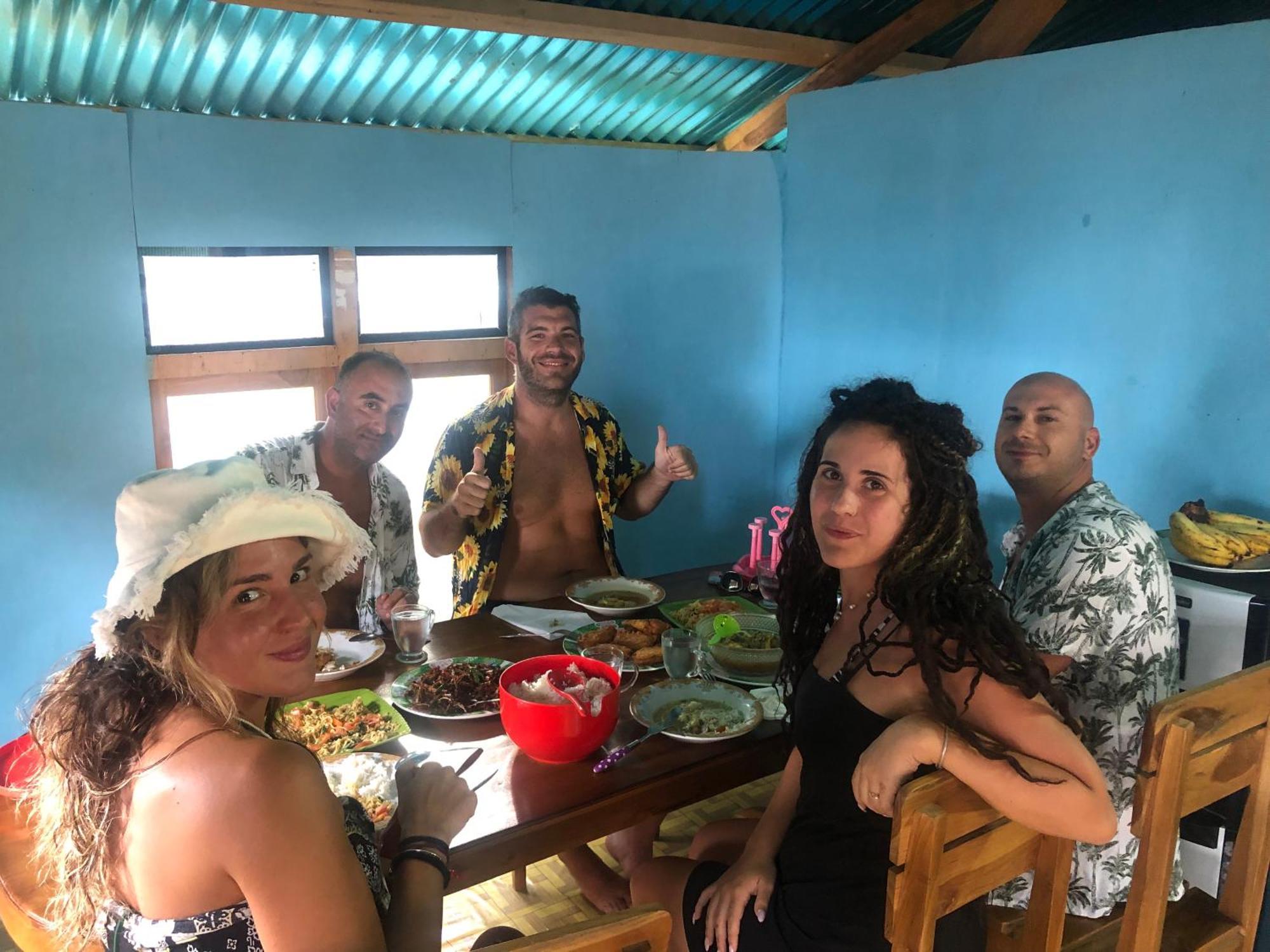 Dua Putri Komodo Homestay Экстерьер фото