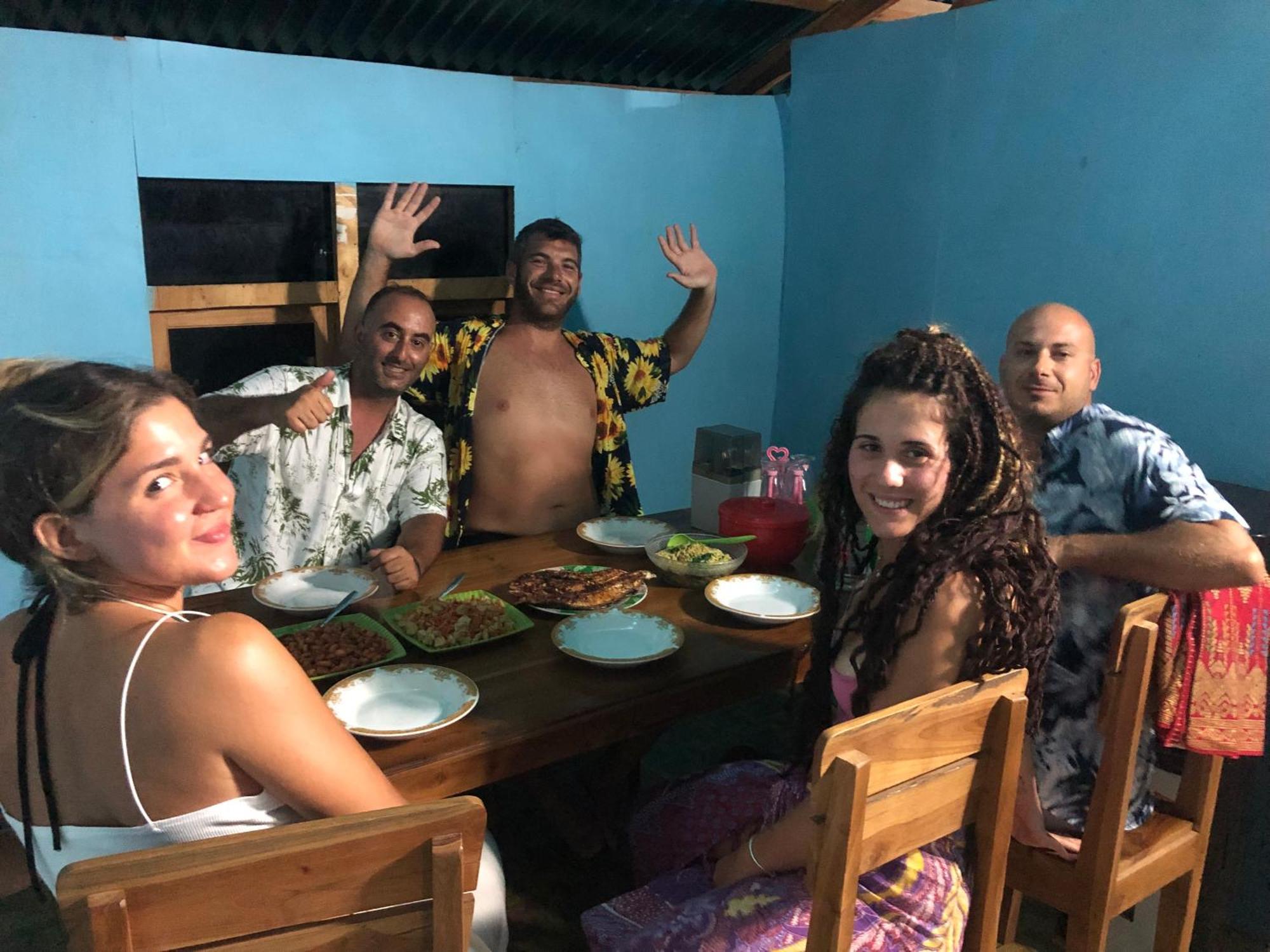 Dua Putri Komodo Homestay Экстерьер фото
