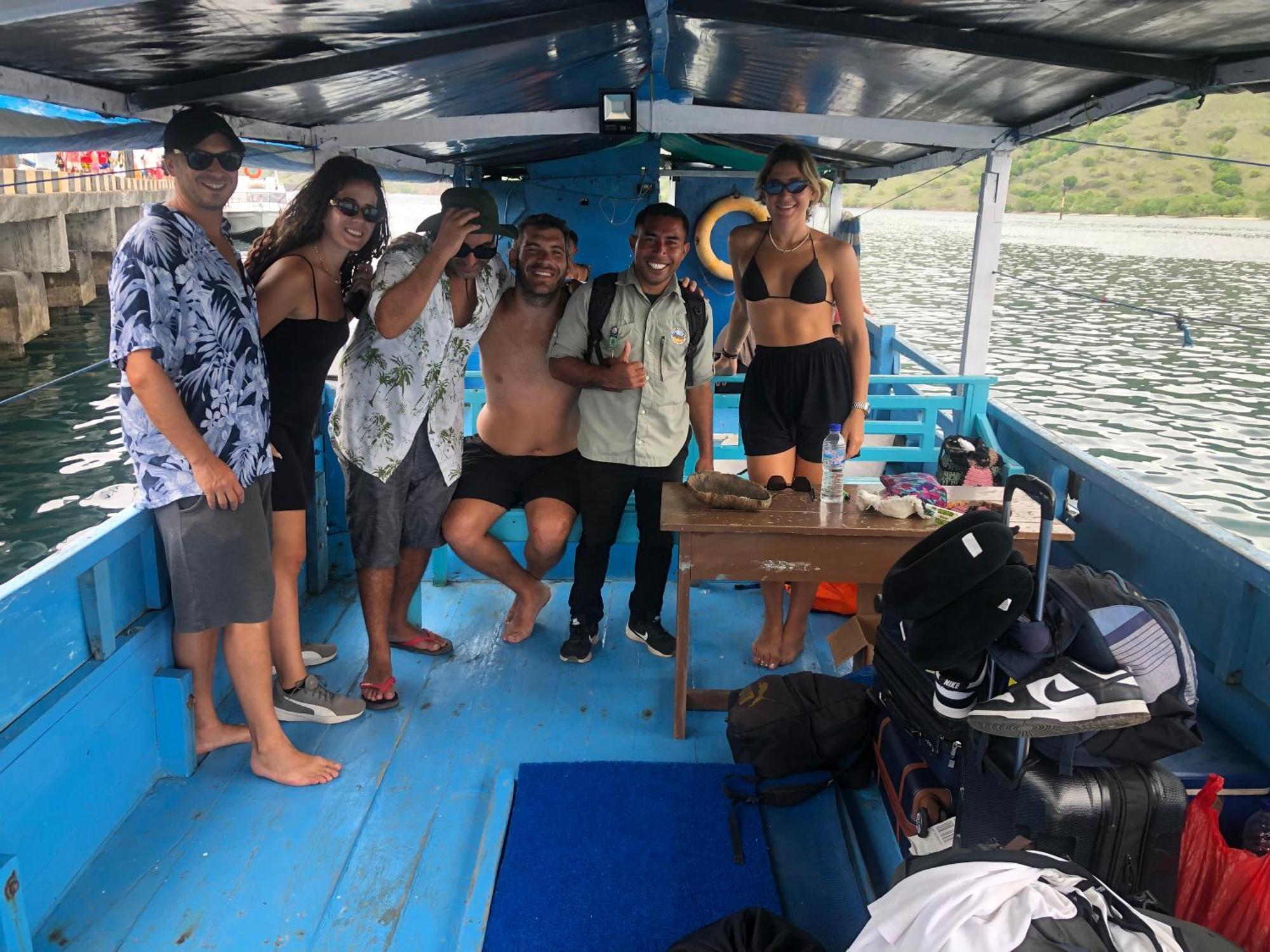 Dua Putri Komodo Homestay Экстерьер фото