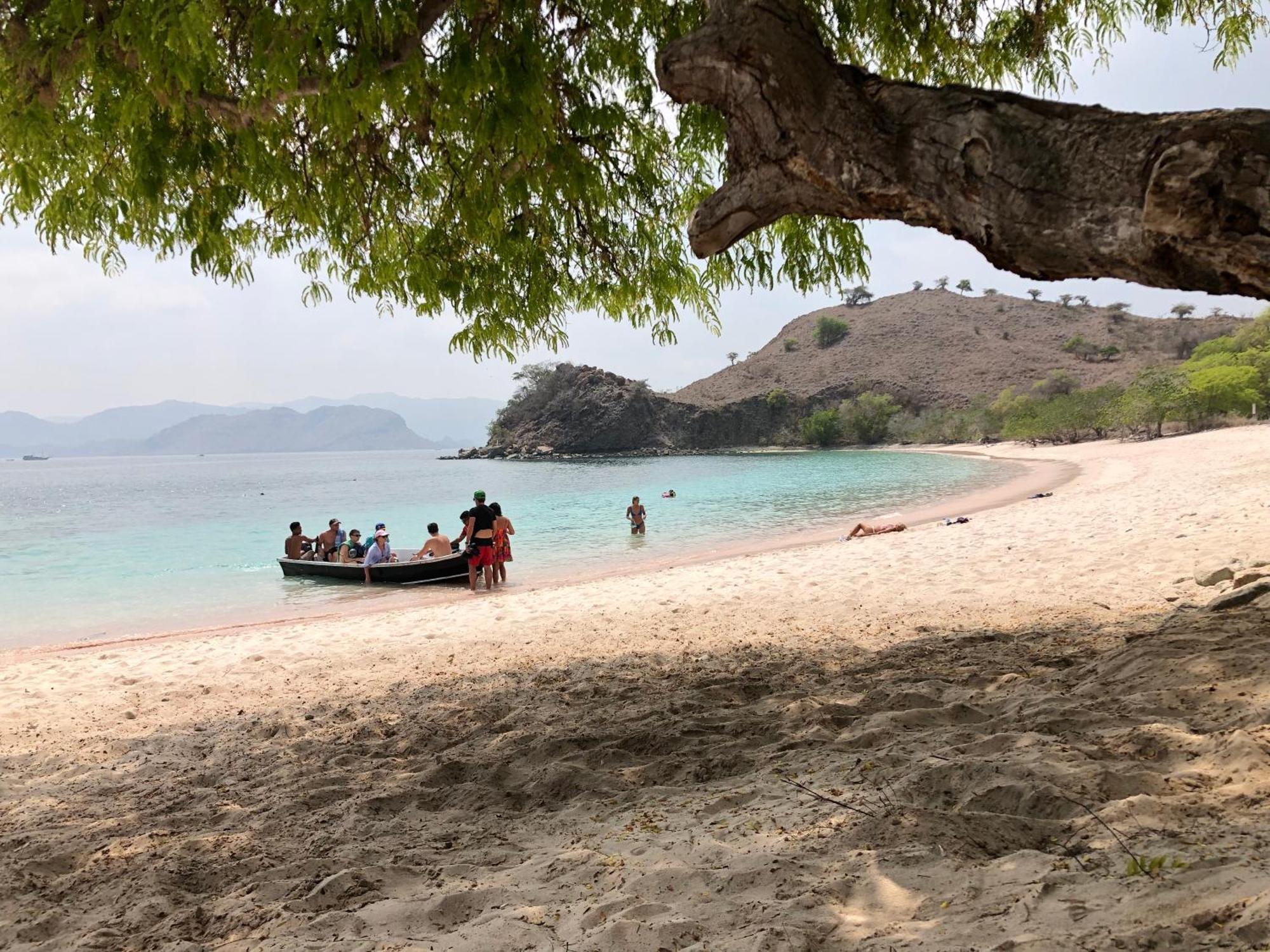 Dua Putri Komodo Homestay Экстерьер фото