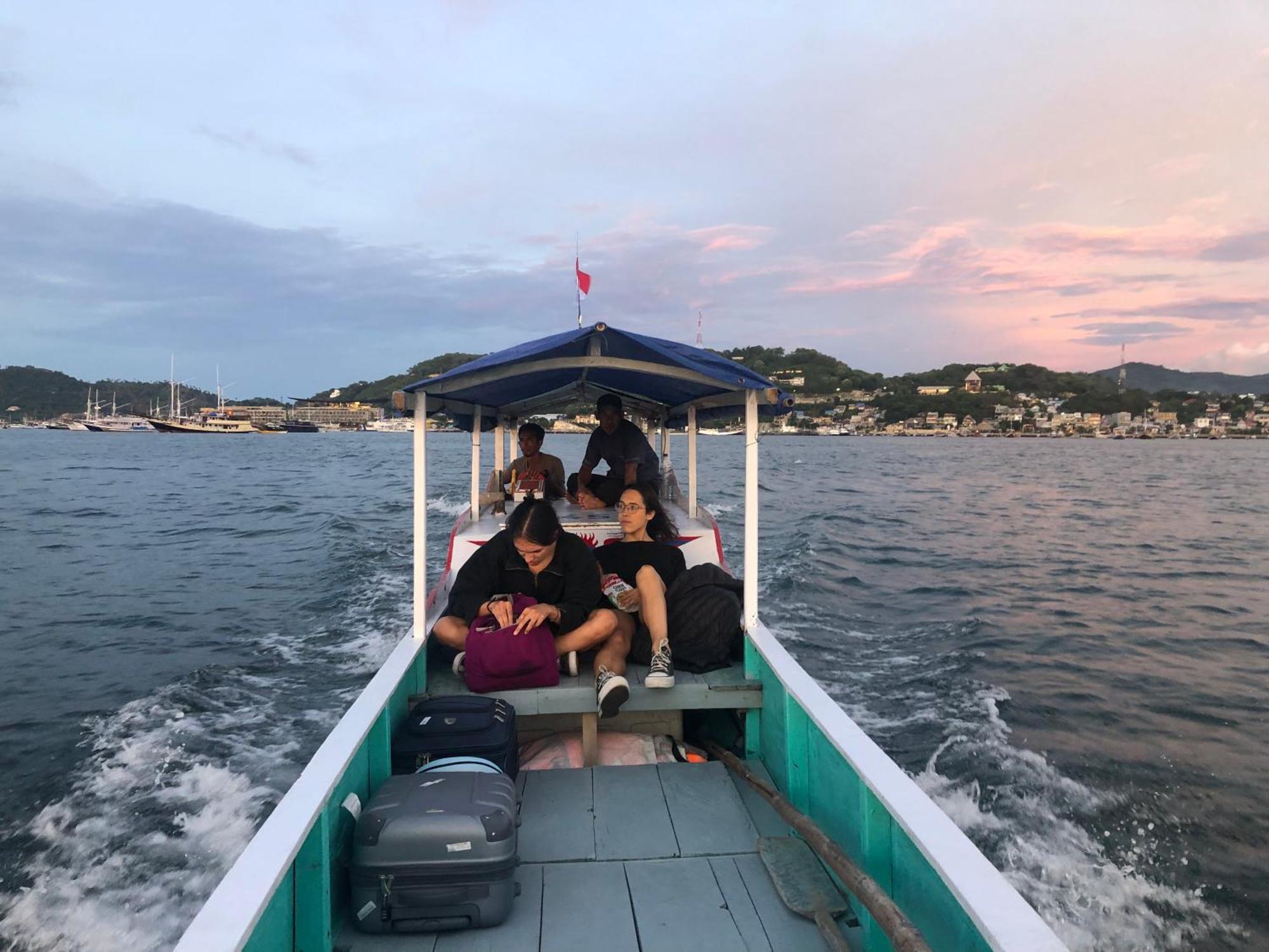 Dua Putri Komodo Homestay Экстерьер фото