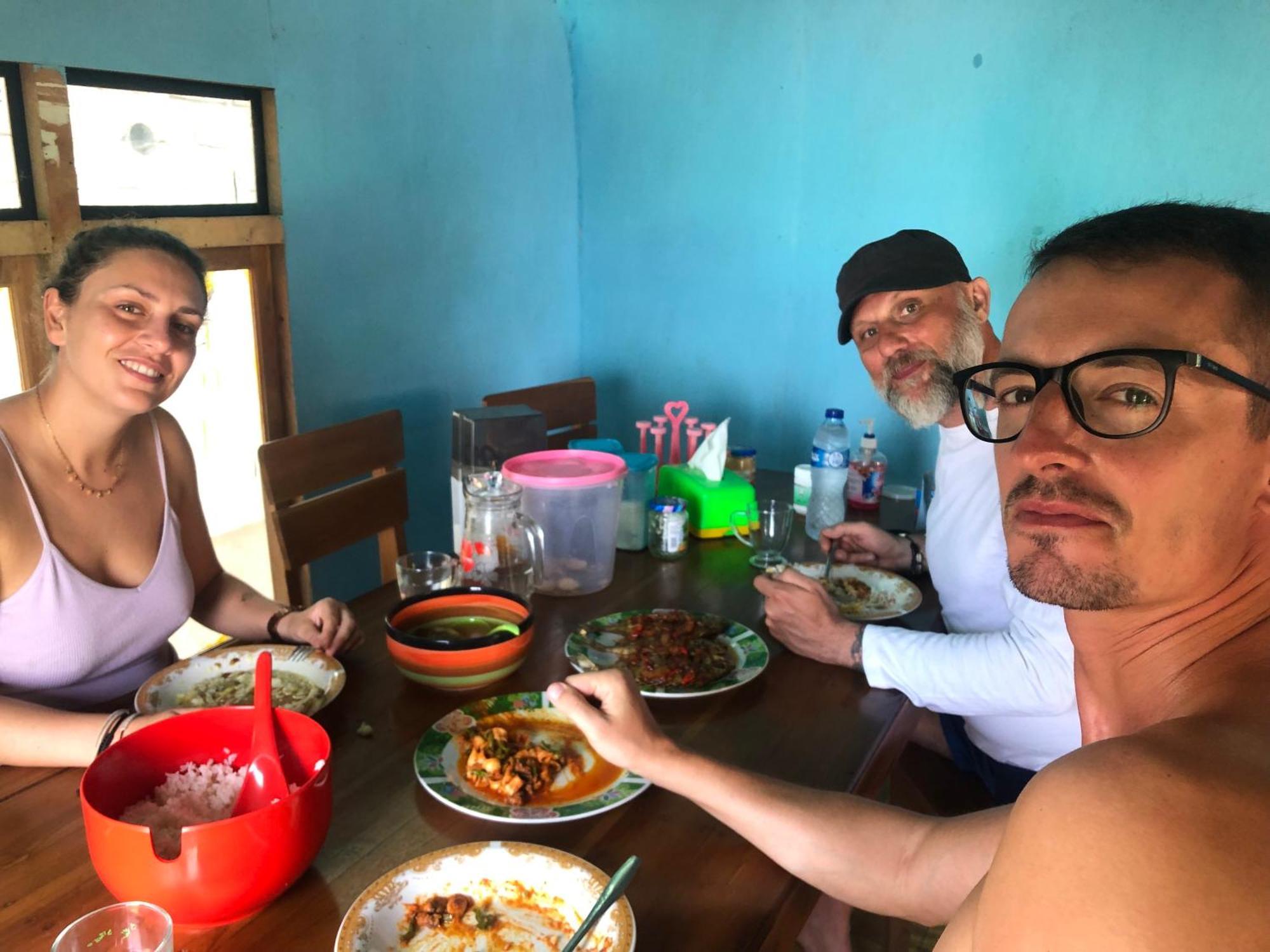 Dua Putri Komodo Homestay Экстерьер фото