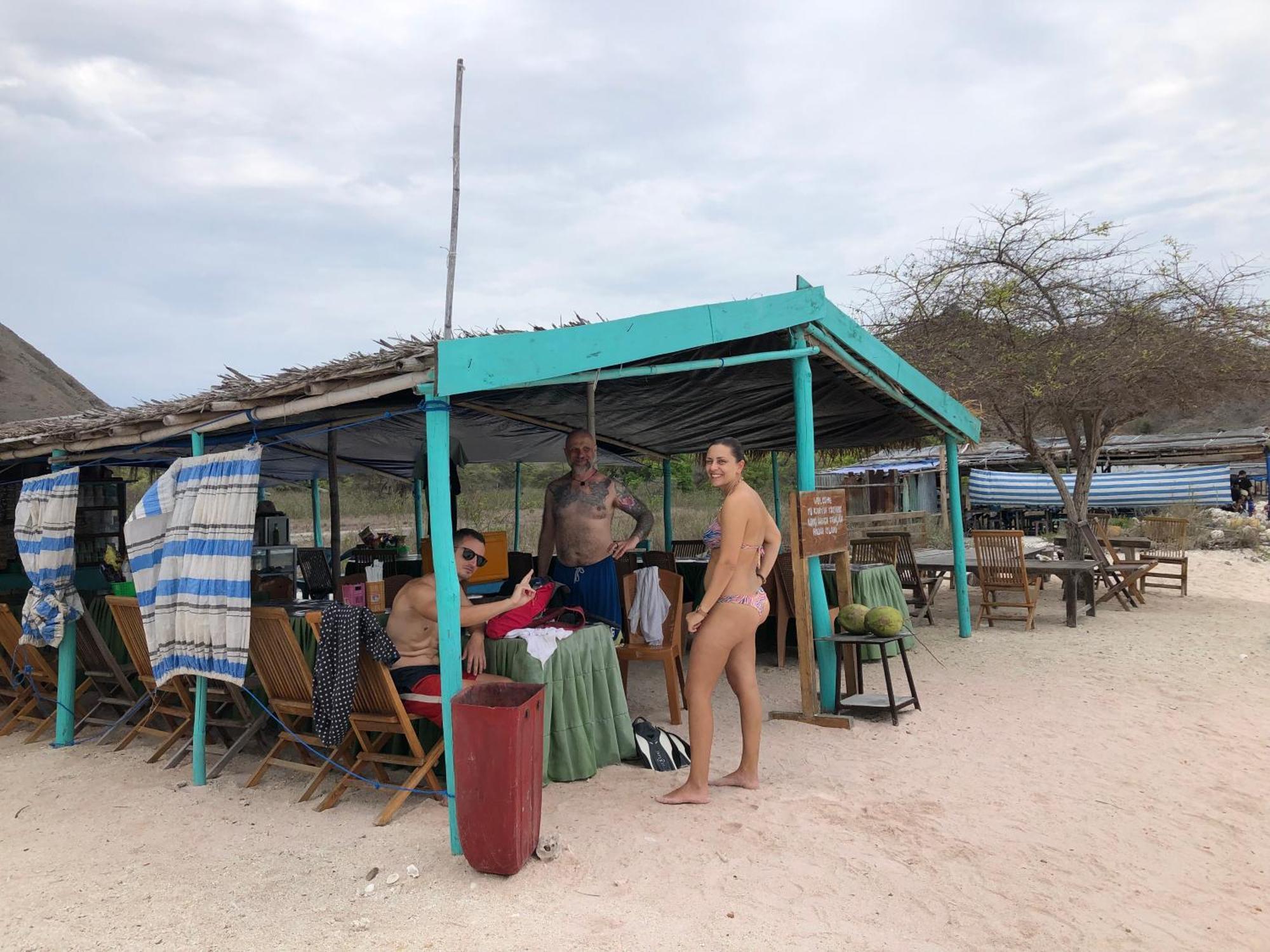 Dua Putri Komodo Homestay Экстерьер фото