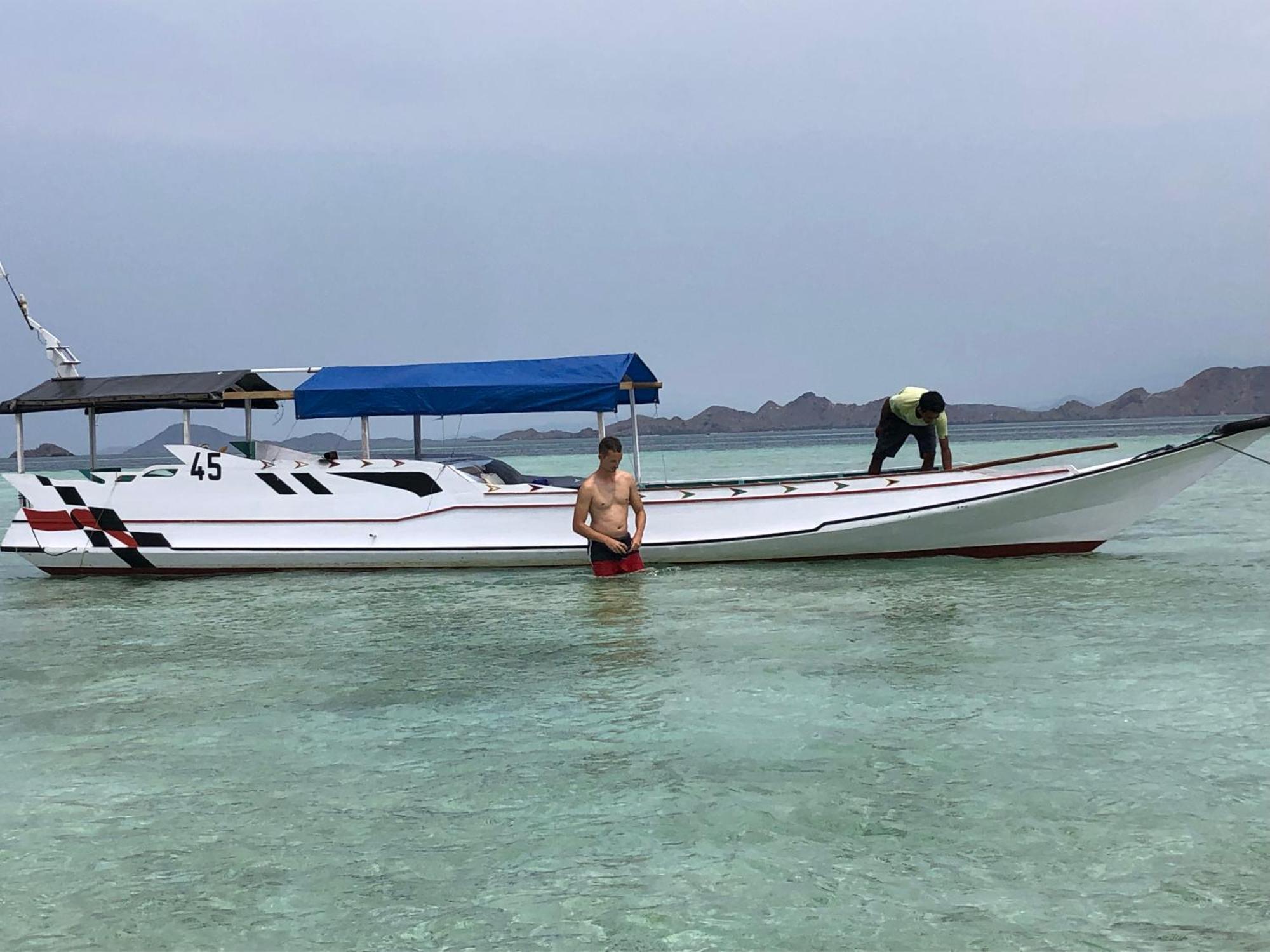 Dua Putri Komodo Homestay Экстерьер фото