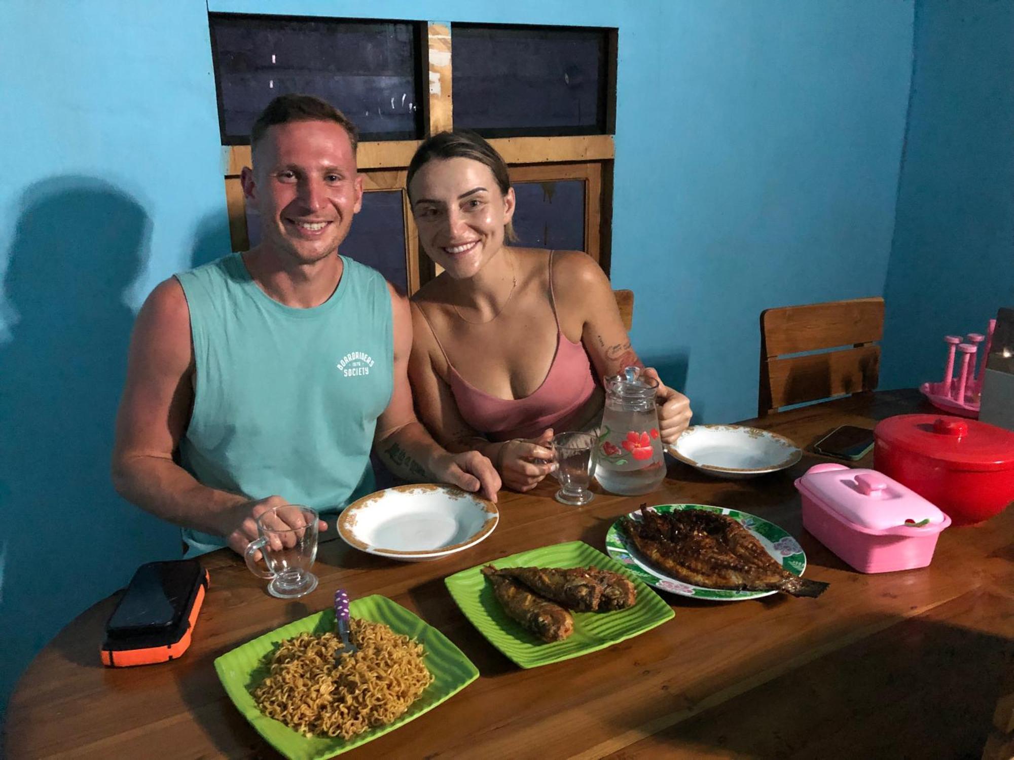 Dua Putri Komodo Homestay Экстерьер фото