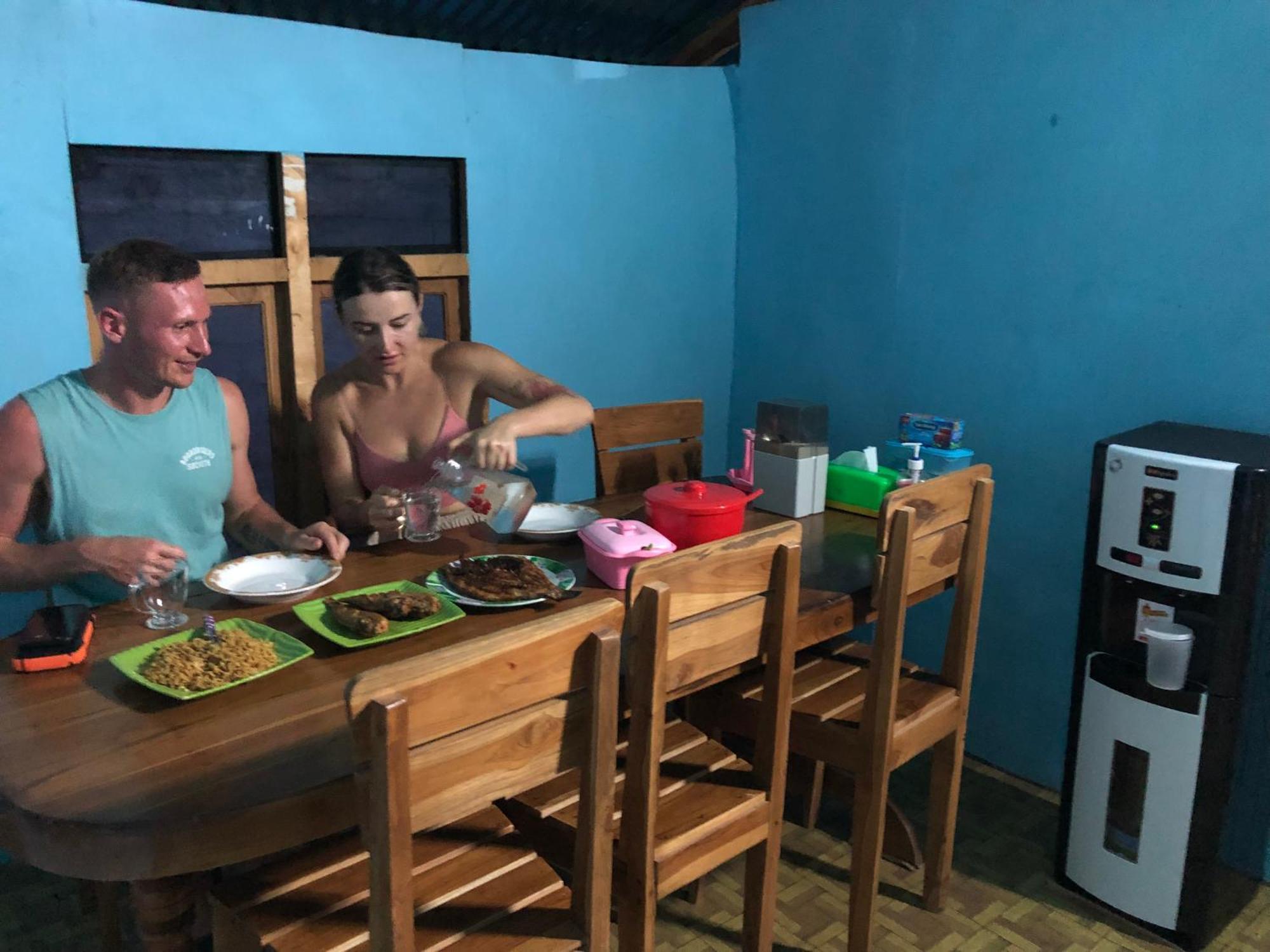 Dua Putri Komodo Homestay Экстерьер фото