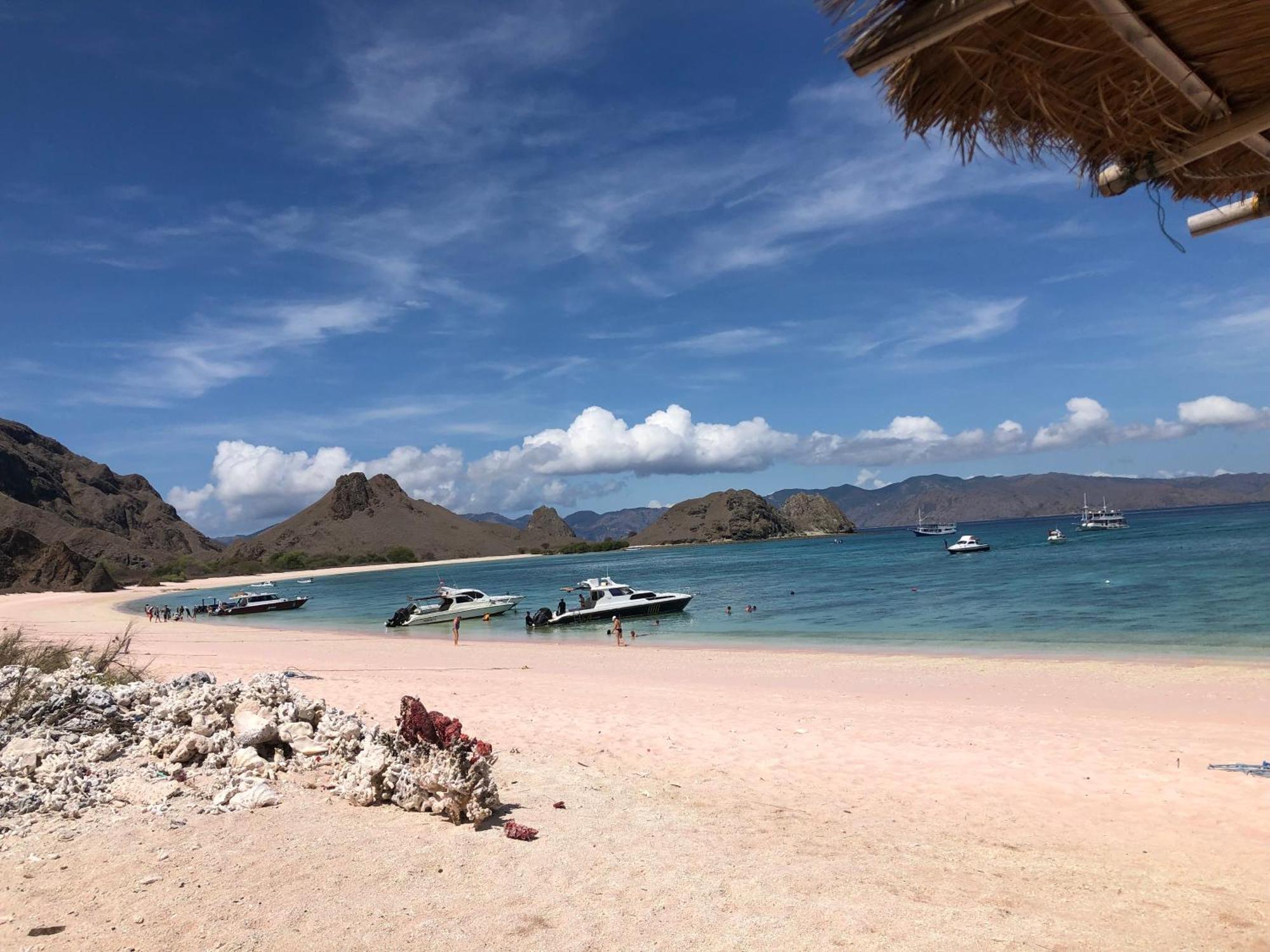 Dua Putri Komodo Homestay Экстерьер фото