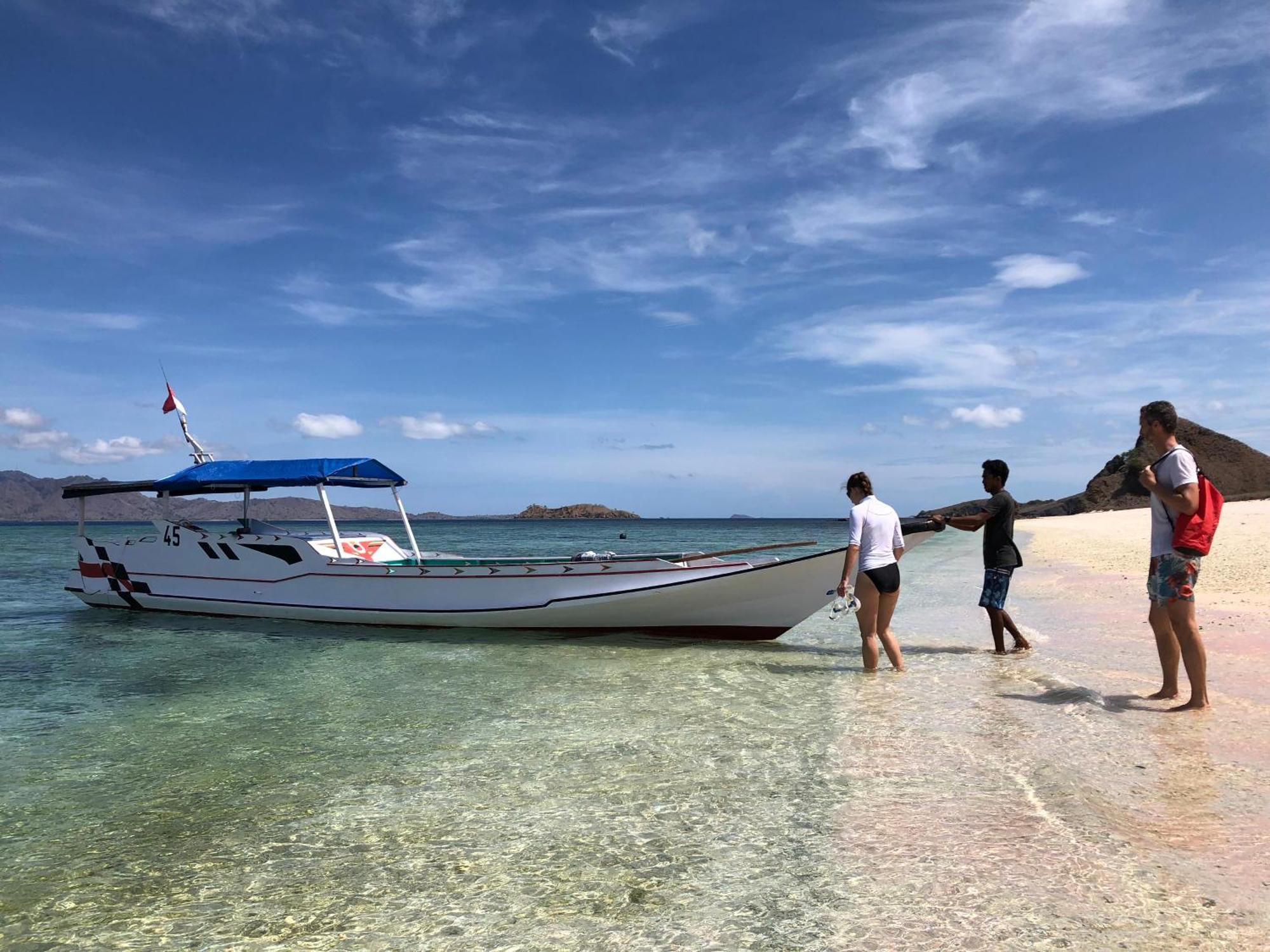 Dua Putri Komodo Homestay Экстерьер фото