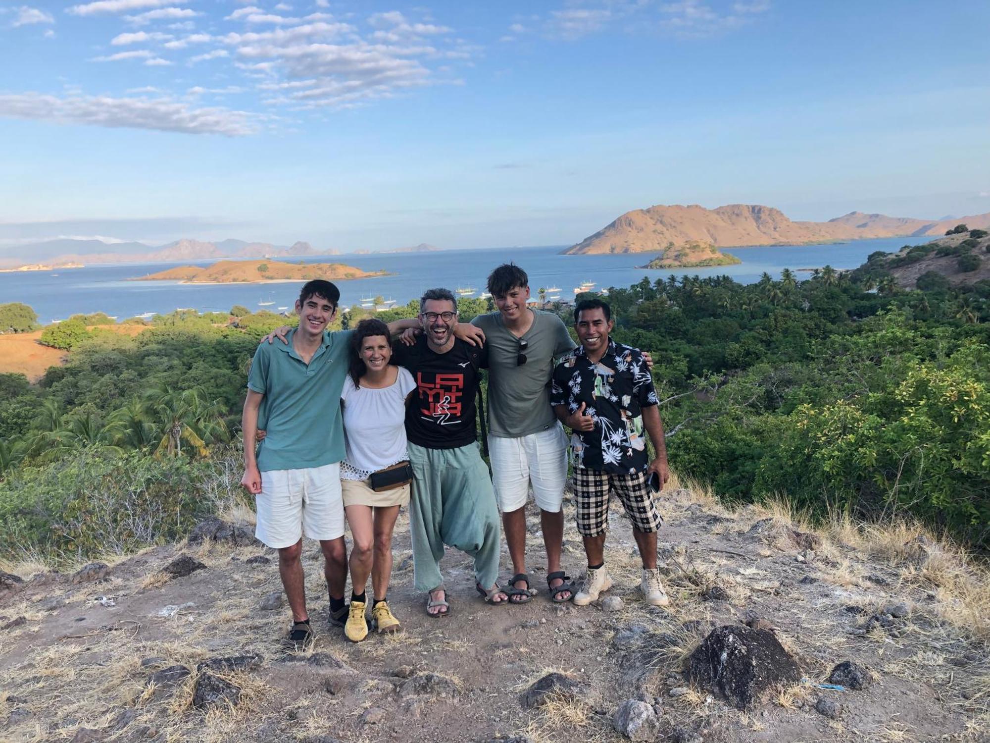 Dua Putri Komodo Homestay Экстерьер фото