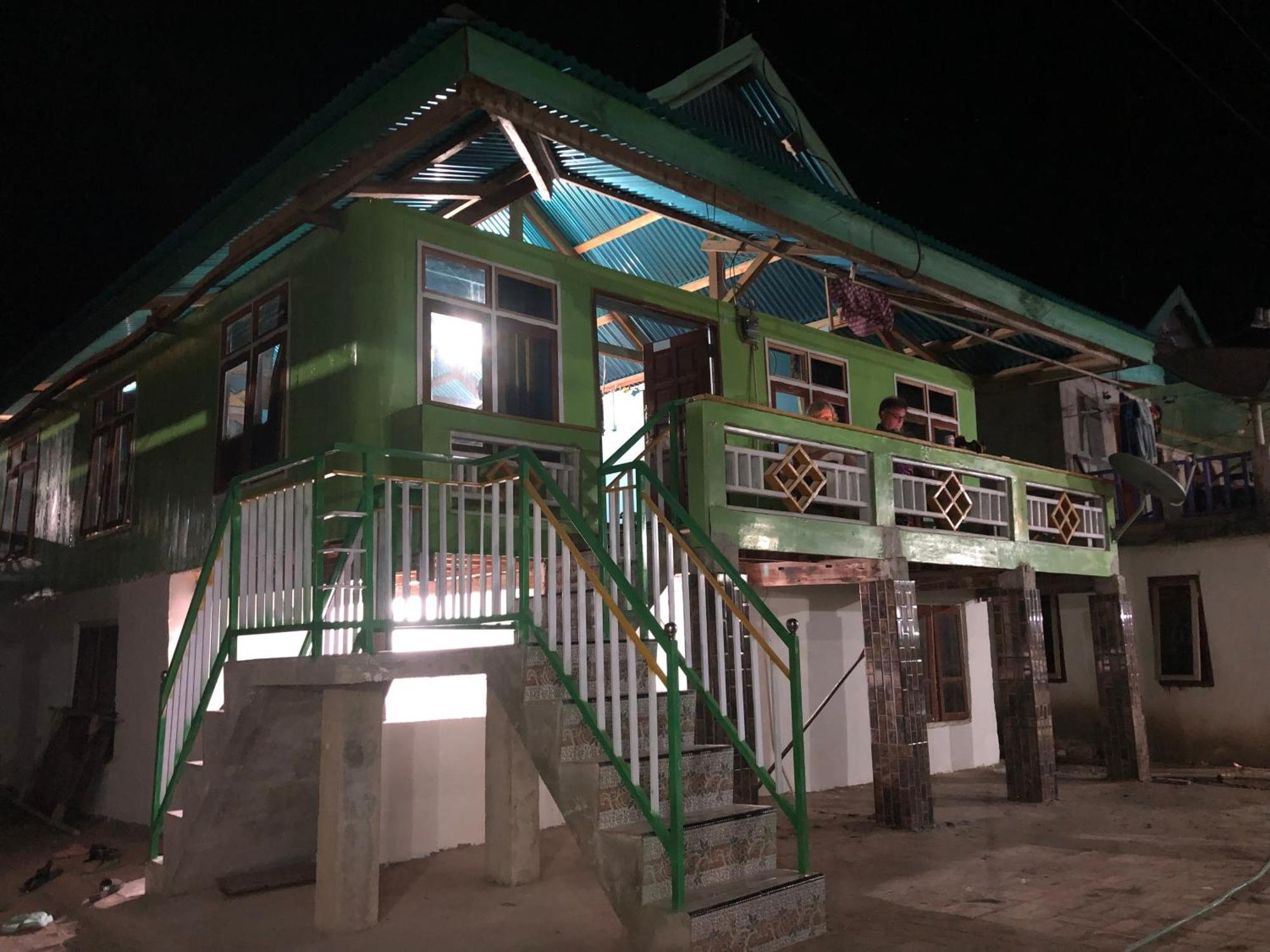 Dua Putri Komodo Homestay Экстерьер фото