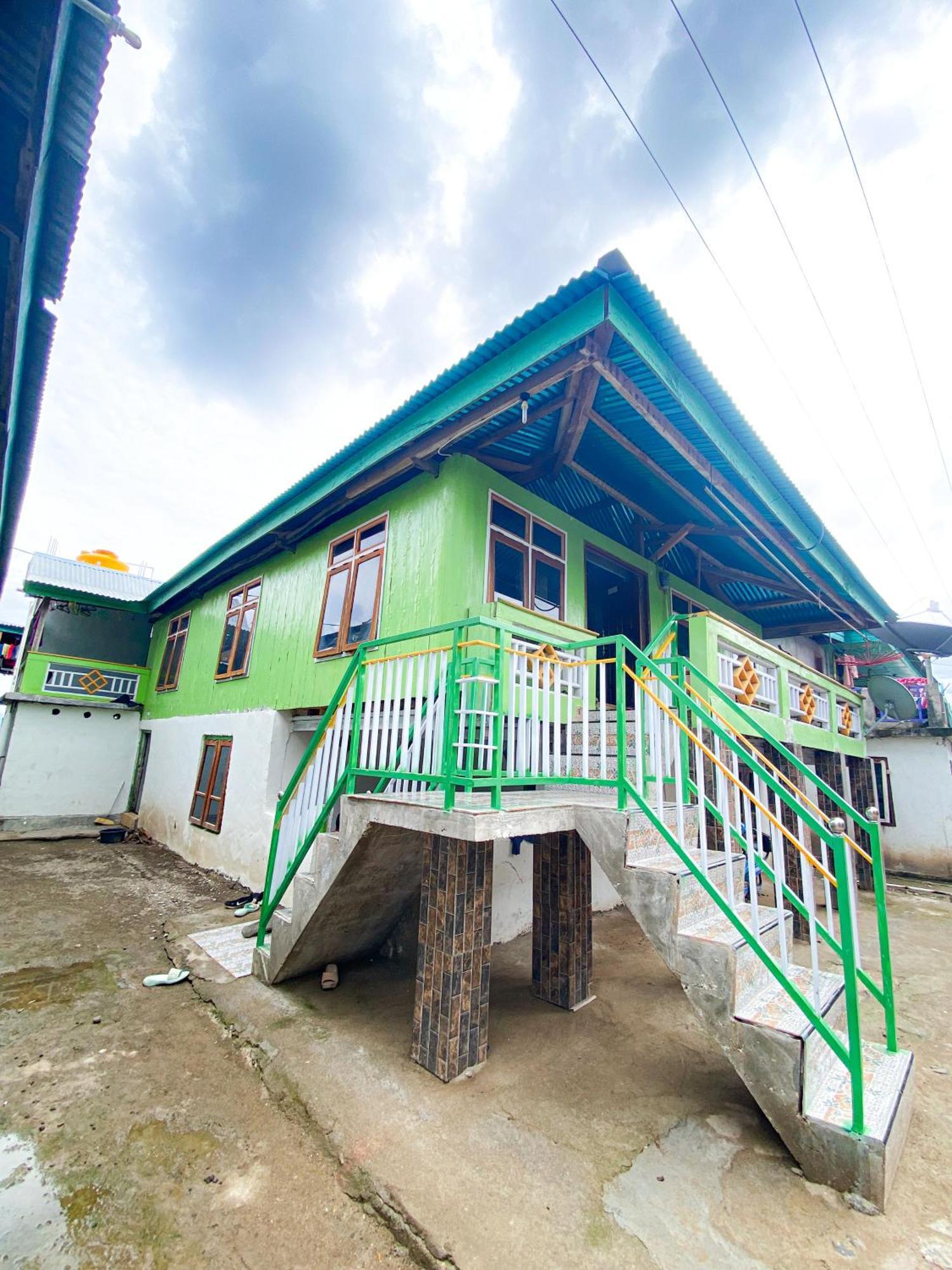 Dua Putri Komodo Homestay Экстерьер фото
